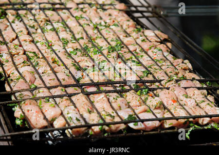 La viande de poulet crue avec Green, Preparated Pour Grill à l'extérieur. Banque D'Images