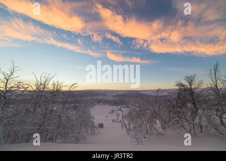 Frosty day blue hour à l'Arctique dans la montagne Banque D'Images