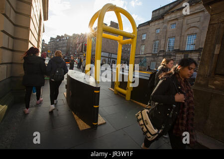 Barrières de sécurité sur le Royal Mile (High Street), à Edimbourg, en Ecosse, le 31 juillet 2017. Banque D'Images