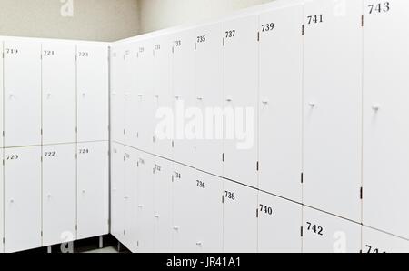 Close up sur les casiers vestiaire blanc Banque D'Images