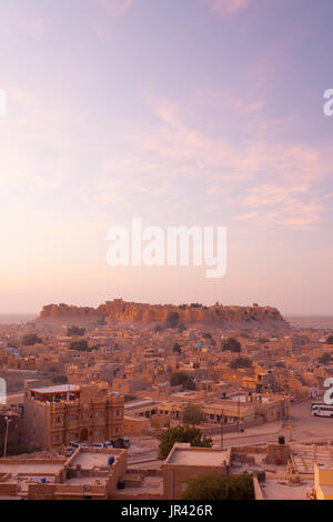 Ciel coloré derrière cityscape et Fort Jaisalmer à morning sunrise au Rajasthan, Inde Banque D'Images