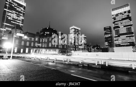 TOKYO, JAPON - 11 AVRIL 2017 - Immeuble bureau s'allument la nuit près de la gare de Tokyo, au cœur de l'agglomération de la ville blanche Banque D'Images