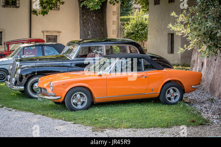 Trento, Italie : 22 juillet 2017 : réunion des voitures classiques. Vieilles voitures célèbres sur le parking pendant la réunion. Effet vintage. Banque D'Images