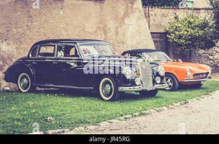 Trento, Italie : 22 juillet 2017 : réunion des voitures classiques. Vieilles voitures célèbres sur le parking pendant la réunion. Effet vintage. Banque D'Images