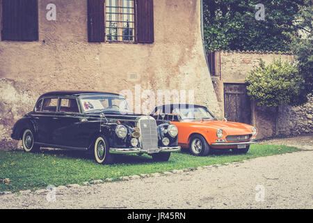 Trento, Italie : 22 juillet 2017 : réunion des voitures classiques. Vieilles voitures célèbres sur le parking pendant la réunion. Effet vintage. Banque D'Images