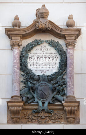 Plaque commémorative consacrée au maréchal autrichien Joseph Radetzky von Radetz sur l'Edelmann Palace (Edelmannův palác) dans la région de Square (Horní náměstí) à Olomouc, République tchèque. Chef militaire autrichien Joseph Radetzky vécu dans cette maison de 1829 à 1831 alors que la Garnison d'Olmutz. La plaque a été installée en 1892. Banque D'Images