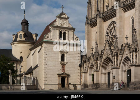 La chapelle Sainte Anne (Kaple svaté Anny) à Olomouc, République tchèque. La chapelle Sainte Barbe (Kaple svaté Barbory), maintenant la partie de la Musée archidiocésain (Arcidiecézní muzeum) est vu dans l'arrière-plan dans la partie gauche et la cathédrale de Saint Venceslas (Katedrála svatého Václava) est considérée dans le droit. Banque D'Images