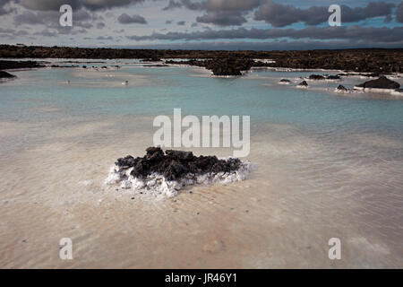 Les eaux de ruissellement de l'usine géothermique ou ainsi appelé Blue Lagoon Banque D'Images