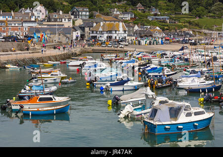 Bateaux dans le port et la Ville à Lyme Regis Lyme Regis, dans le Dorset en Juillet Banque D'Images