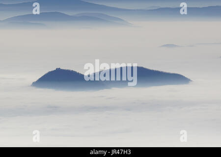 Zone de ski près de la capitale slovène. C'est le plus souvent les sports d'hiver. Le salon donne sur la vallée avec le brouillard qui enveloppait la ville au coucher du soleil Banque D'Images