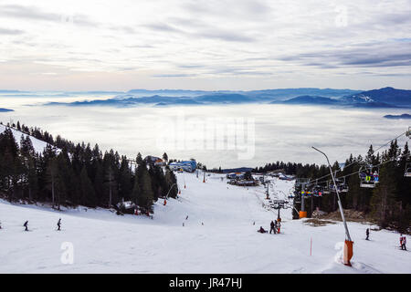 Zone de ski près de la capitale slovène. C'est le plus souvent les sports d'hiver. Le salon donne sur la vallée avec le brouillard qui enveloppait la ville au coucher du soleil Banque D'Images