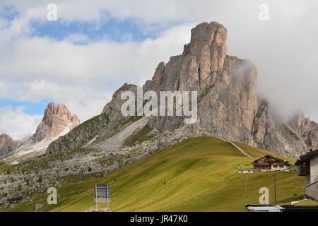 Photo prise depuis le sommet du Passo Giau. Considéré comme l'un des plus beaux passe en Italie, il récompense le spectateur avec un scénario incroyable. Banque D'Images