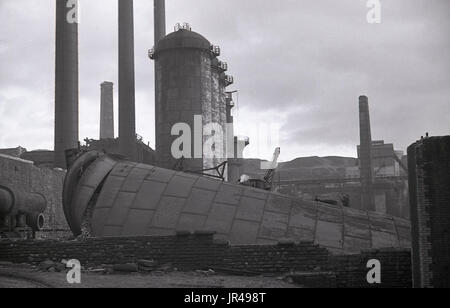 1940, historiques, de la démolition à l'abandonnée Dowlais Ironworks près de Merthyr Tydfil, South Wales, UK. Banque D'Images