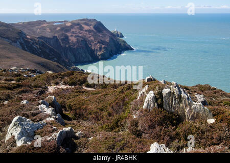 Vue d'abruptes falaises et sud pile (Ynys Lawd) à l'échelle européenne dans la baie Gogarth Geopark. Holyhead, Holy Island, île d'Anglesey (Ynys Mon), pays de Galles, Royaume-Uni Banque D'Images