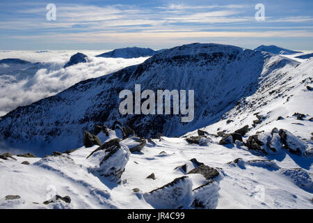 Vue sur mcg Lloer à Pen An Wen Ole dans Carneddau montagnes de Snowdonia National Park lors d'une inversion de température en hiver. Pays de Galles UK Banque D'Images