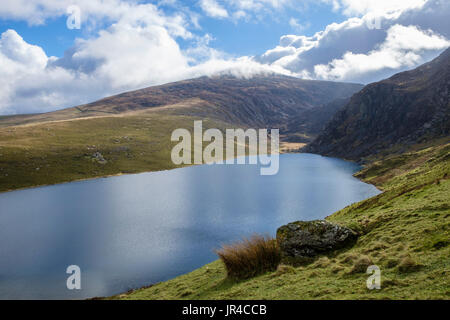 Llyn Cwm Dulyn lac réservoir et Craig mcg avec Dulyn Garneth-goch mountain au-delà sur Nantlle Ridge dans le parc national de Snowdonia. Nebo, au Pays de Galles, Royaume-Uni Banque D'Images