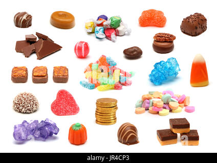 Un collage de divers bonbons et chocolats sur un fond blanc Banque D'Images