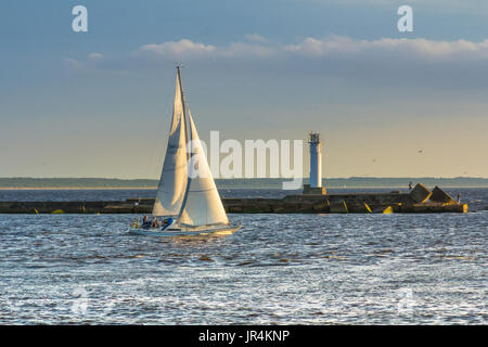 Navire de plaisance est la voile de port pour le golfe de Riga Banque D'Images