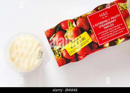 Pack de M&S 3 extrêmement fruité avec une fraise bagatelles retiré situé sur fond blanc Banque D'Images