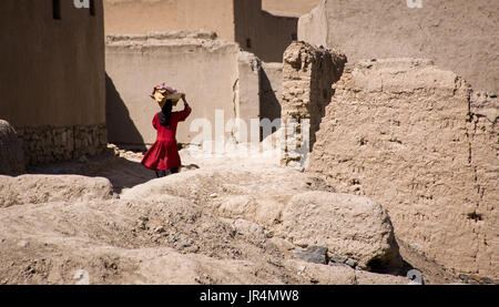 Carryiong fille pain dans la banlieue de Kaboul, Afghanistan Banque D'Images