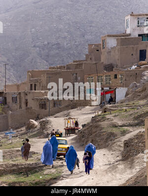 La Marche des femmes portant la burqa, Kaboul, Afghanistan Banque D'Images