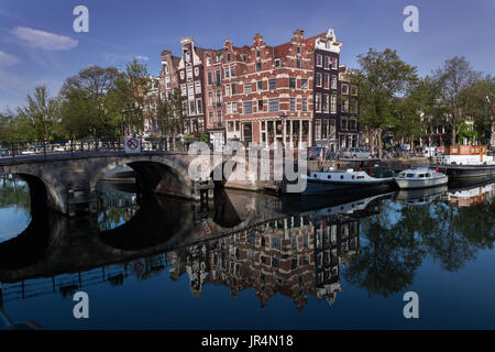 Maisons de travers et réflexions tôt le matin, la lumière du canal à Brouwersgracht, Amsterdam, Pays-Bas Banque D'Images