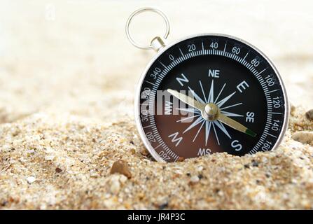 Boussole sur la mer du sable et de place pour le texte Banque D'Images