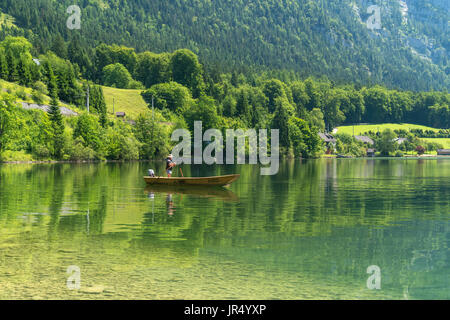 Angler am Boot im Salzkammergut, Hallstätter See, Oberösterreich, Autriche | la pêche à la ligne sur un bateau sur le lac Hallstätter See, région du Salzkammergut, jusqu Banque D'Images