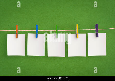 Cinq documents vierges pendaison avec chevilles en tissu Banque D'Images