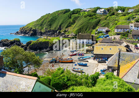 Cadgwith Cove village de pêcheurs, Péninsule du Lézard, Cornwall, UK en été Banque D'Images