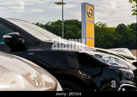 <  > Opel Peugeot - Logo Sign Banque D'Images