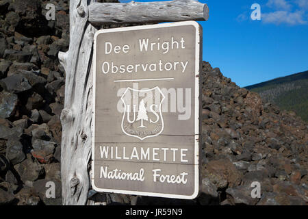 Dee Wright signe Observatoire, McKenzie Pass-Santiam Pass National Scenic Byway, forêt nationale de Willamette, Oregon Banque D'Images