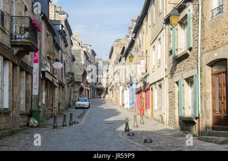 Dans les rues pavées de la ville historique de Dinan dans les cotes d'Armor, Bretagne, France Banque D'Images