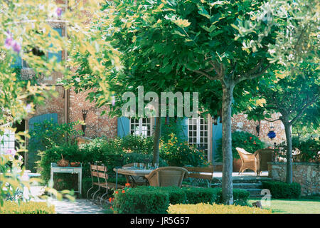 Table et chaises de jardin Banque D'Images