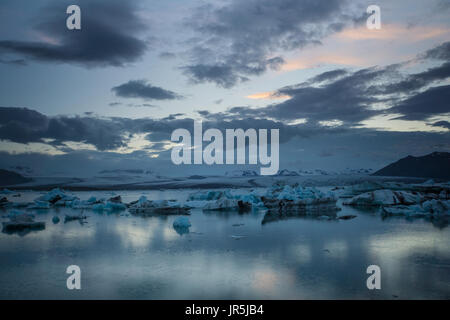 Islande - Glacier lagoon joekulsarlon plein de glaces flottantes floating Banque D'Images