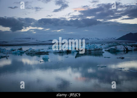 Islande - Glowing des blocs de glace dans le glacier lagon à minuit Banque D'Images