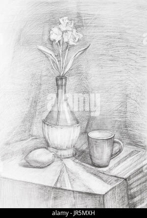 La main peinte en noir et blanc encore la formation et la vie avec des fleurs en bouteille et mug sur le tableau dessiné par crayon sur papier blanc Banque D'Images