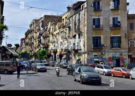 Les bâtiments, rues, appartements dans le centre de Naples, Italie. Scène de rue typique. Banque D'Images