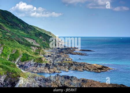 Un beau paysage pittoresque du littoral cornouaillais avec mer bleu azur pris à partir d'un tronçon de la South West Coast Path à Polperro vers. Banque D'Images