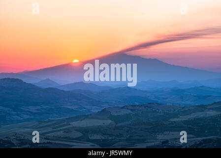 Paysage de la Sicile Etna, lever du soleil sur l'Etna vue des collines autour de la ville d'Enna dans le centre de la Sicile. Banque D'Images