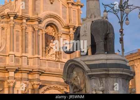 Cathédrale de Catane en Sicile, vue sur le 'Liotru', un immense éléphant de roche de lave en face de la cathédrale, un point de repère historique dans le centre de Catane, Sicile Banque D'Images