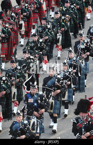 Les corps de cornemuses et tambours au cours de la Royal Edinburgh Military Tattoo preview soirée au château d'Édimbourg. Banque D'Images