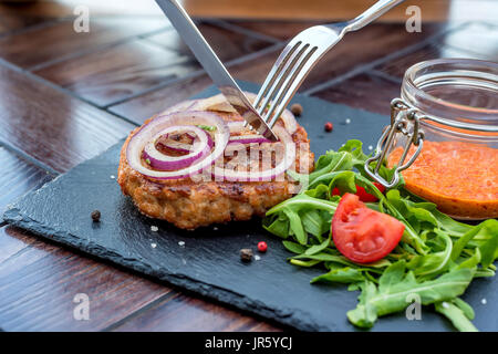 Le steak grillé haché de boeuf aux légumes Banque D'Images