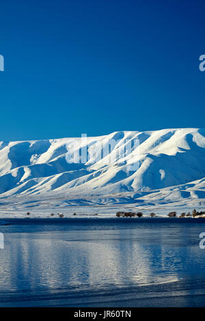 Gamme Hawkdun et Barrage des chutes en hiver, Maniototo, Central Otago, île du Sud, Nouvelle-Zélande Banque D'Images