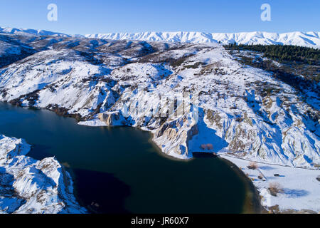 La neige autour du Lac Bleu, St Bathans, et Hawkdun, gamme Maniototo, Central Otago, île du Sud, Nouvelle-Zélande - Antenne de drone Banque D'Images