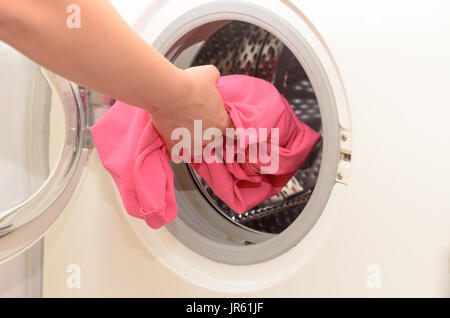 Lave-linge sale dans une machine à laver automatique Banque D'Images