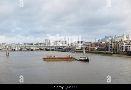 Vue panoramique de Londres l'énergie Riverside Cory Récupérer remorqueur tirant péniche avec les contenants de déchets sur la Tamise en tant qu'autoroute verte, London, UK Banque D'Images