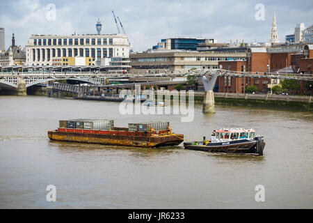 Vue panoramique de Londres l'énergie Riverside Cory Récupérer remorqueur tirant péniche avec les contenants de déchets sur la Tamise en tant qu'autoroute verte, London, UK Banque D'Images