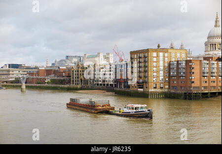 Vue panoramique de Londres l'énergie Riverside Cory Récupérer remorqueur tirant péniche avec les contenants de déchets sur la Tamise en tant qu'autoroute verte, London, UK Banque D'Images