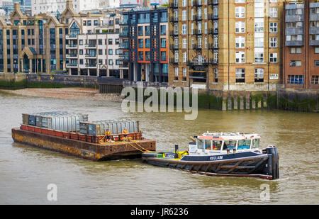 London Riverside Cory Récupérer remorqueur tirant péniche avec les contenants de déchets sur la Tamise en tant qu'autoroute verte, Wapping, London, UK Banque D'Images